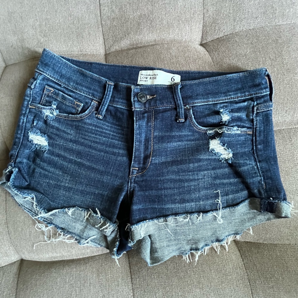 Abercrombie low rise short, size 28/6